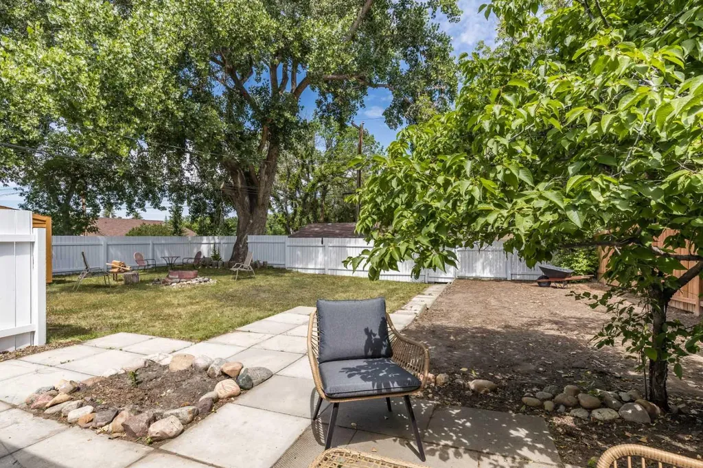 206 7 Street SE Medicine Hat AB T1A1J6