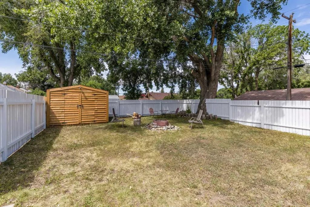 206 7 Street SE Medicine Hat AB T1A1J6
