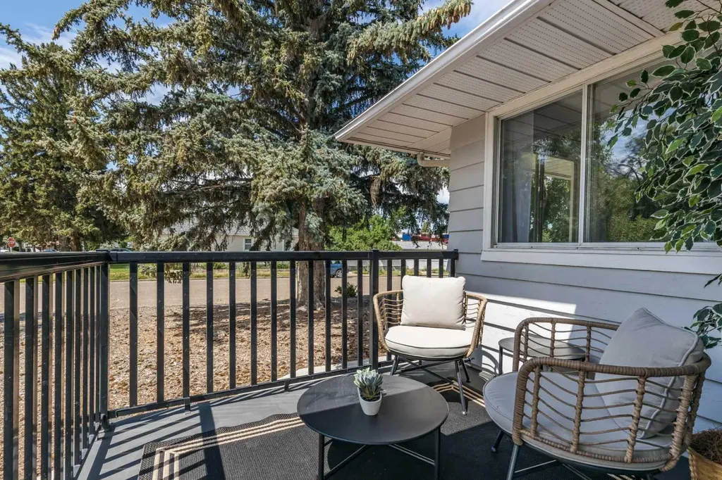 206 7 Street SE Medicine Hat AB T1A1J6