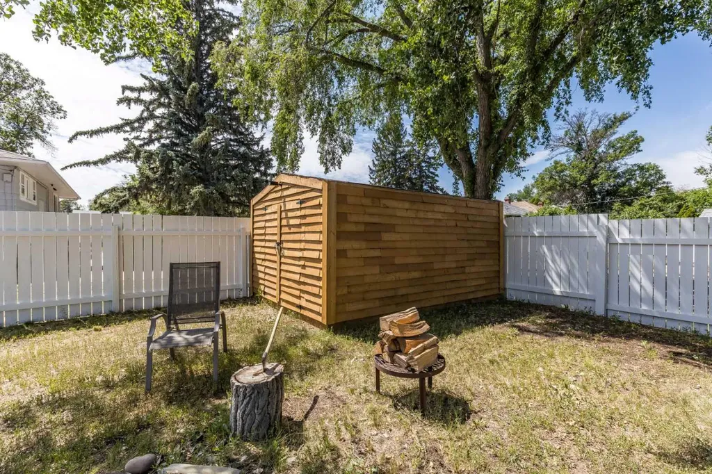 206 7 Street SE Medicine Hat AB T1A1J6