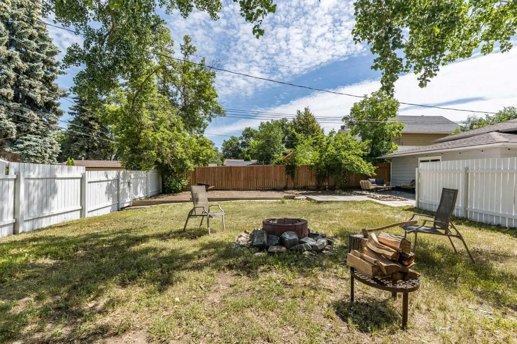 206 7 Street SE Medicine Hat AB T1A1J6