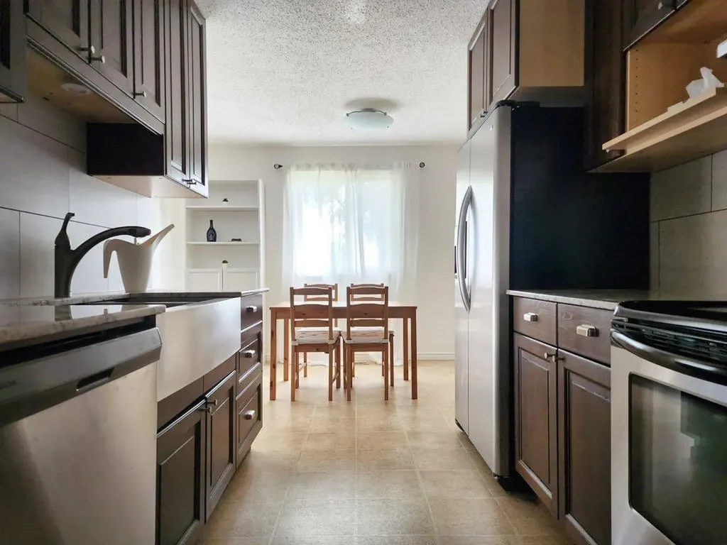 5 Acadia Road W Lethbridge AB T1K 3X8