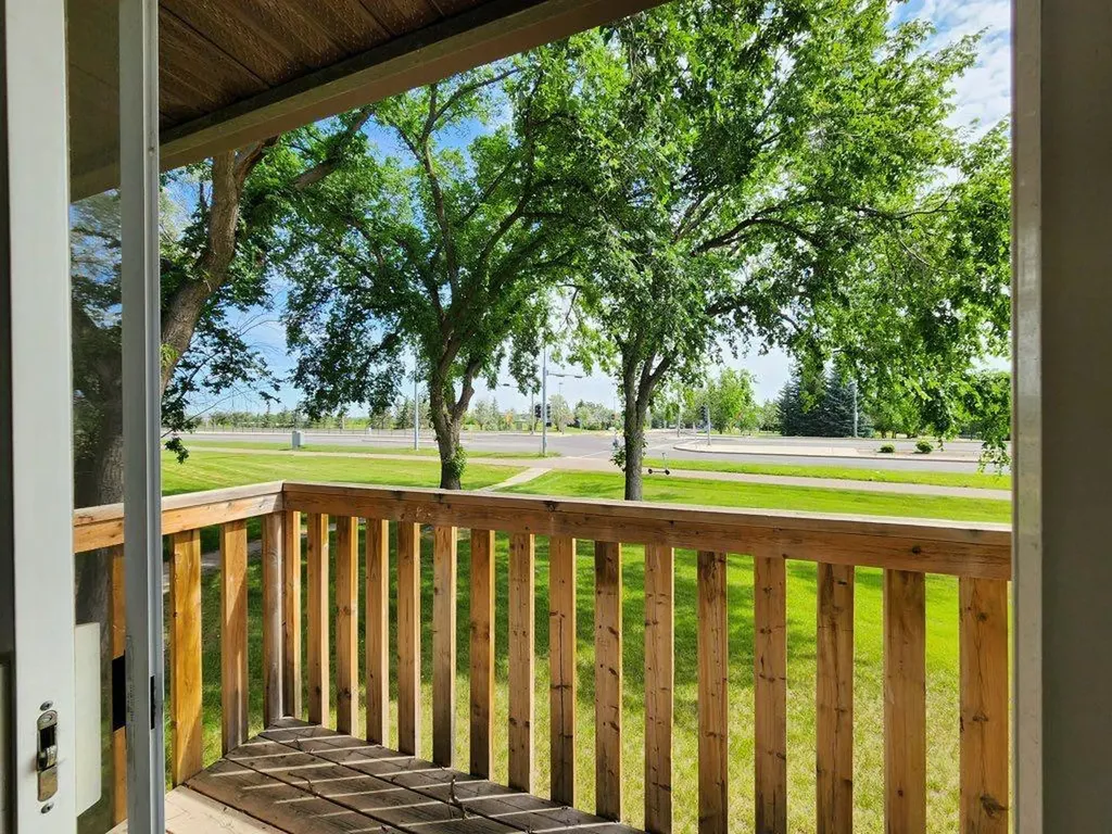 5 Acadia Road W Lethbridge AB T1K 3X8