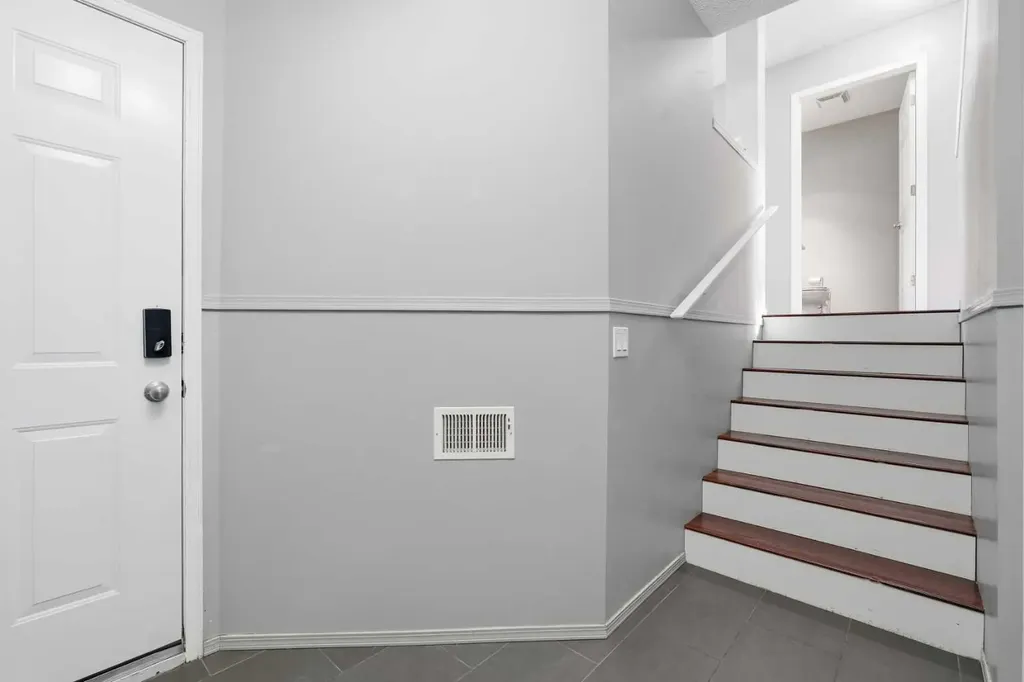 7171 Coach Hill Road SW Calgary AB T3H 3R7