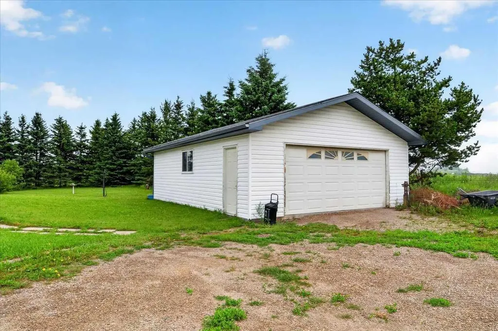 32442 Range Road 40 Rural Mountain View County AB T4H4C3