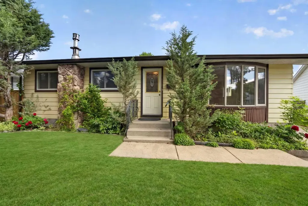 135 Huntcroft Way NE Calgary AB T2K 4E4