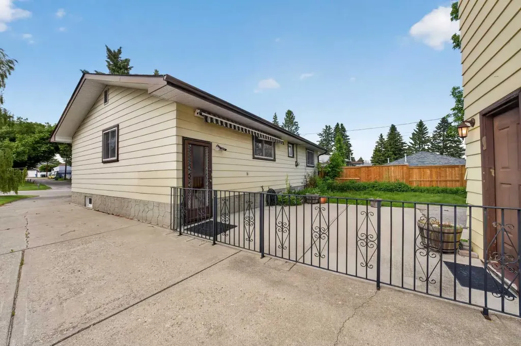 135 Huntcroft Way NE Calgary AB T2K 4E4