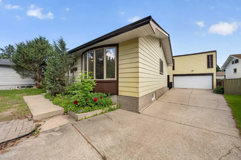 135 Huntcroft Way NE Calgary AB T2K 4E4