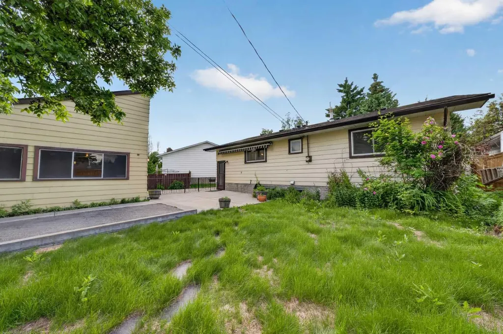 135 Huntcroft Way NE Calgary AB T2K 4E4