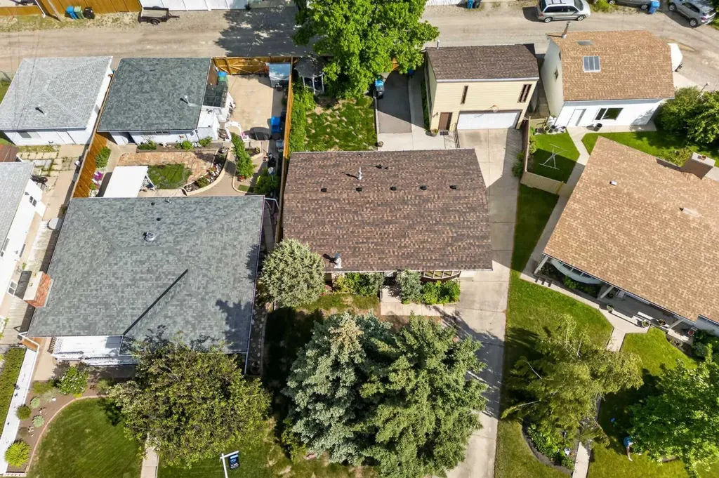135 Huntcroft Way NE Calgary AB T2K 4E4