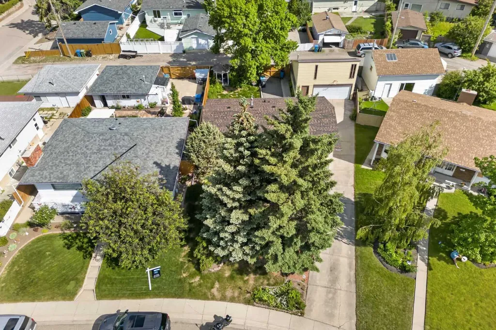 135 Huntcroft Way NE Calgary AB T2K 4E4