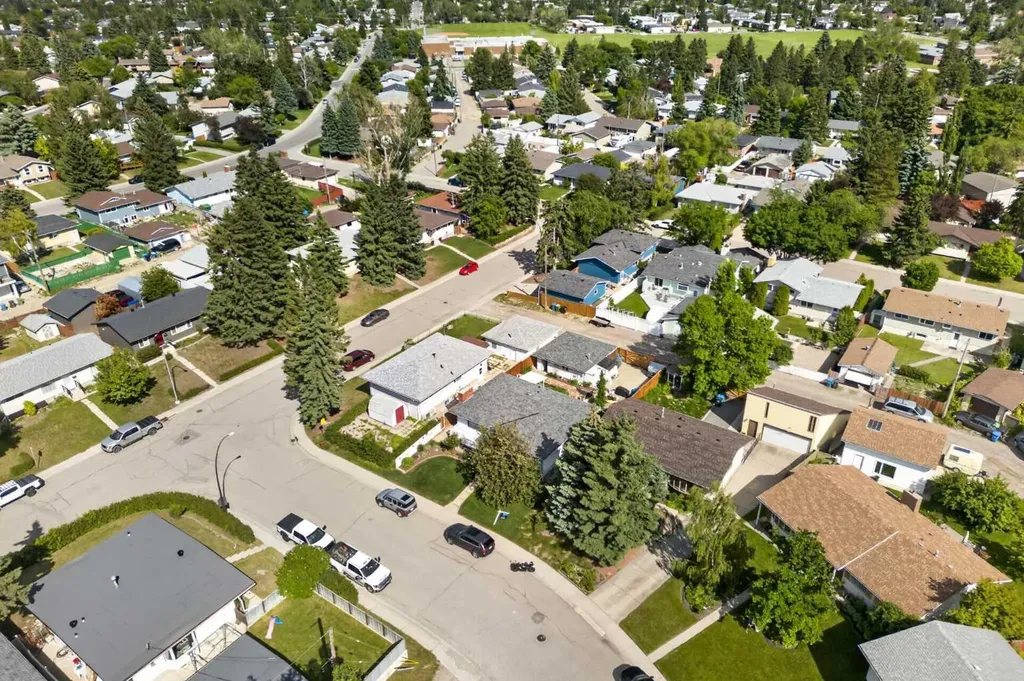135 Huntcroft Way NE Calgary AB T2K 4E4