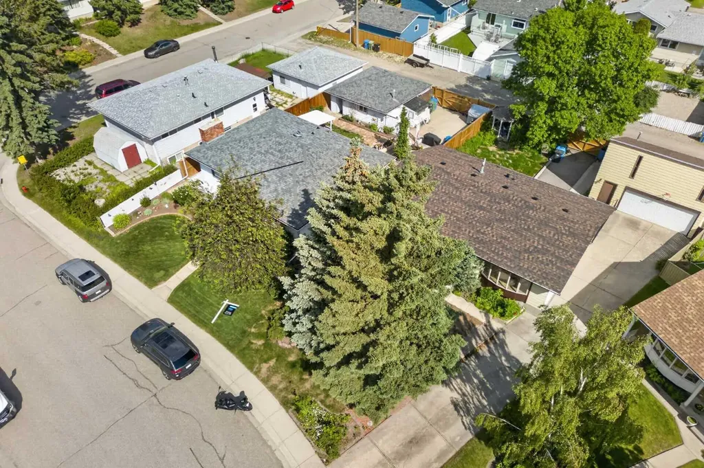 135 Huntcroft Way NE Calgary AB T2K 4E4
