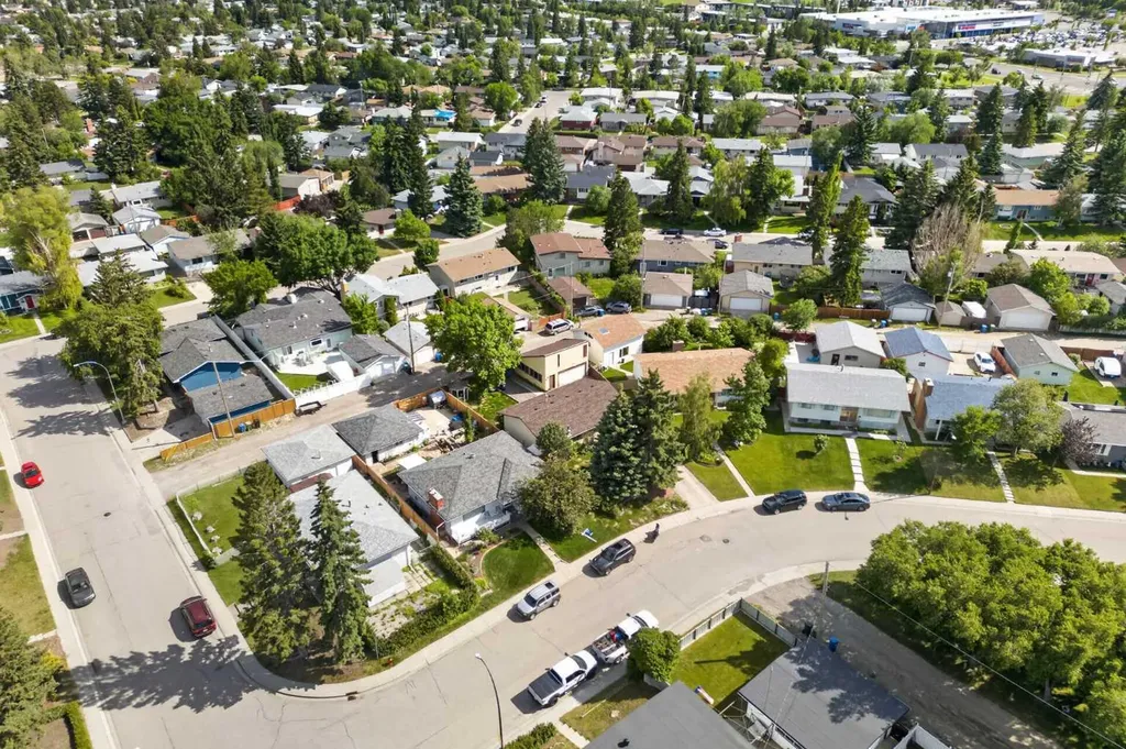 135 Huntcroft Way NE Calgary AB T2K 4E4