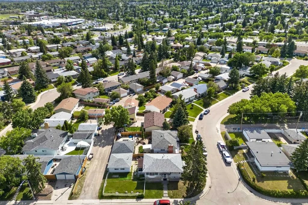 135 Huntcroft Way NE Calgary AB T2K 4E4