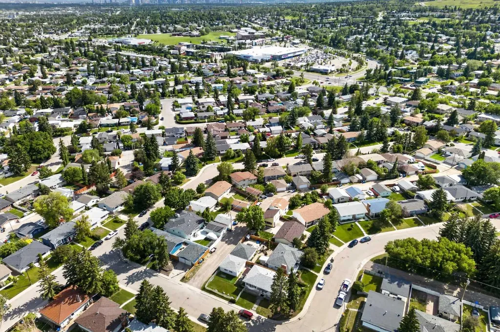 135 Huntcroft Way NE Calgary AB T2K 4E4
