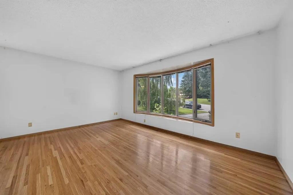 135 Huntcroft Way NE Calgary AB T2K 4E4