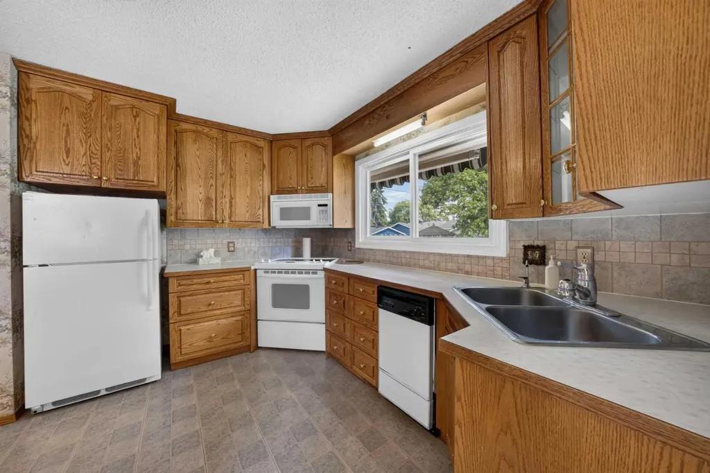 135 Huntcroft Way NE Calgary AB T2K 4E4