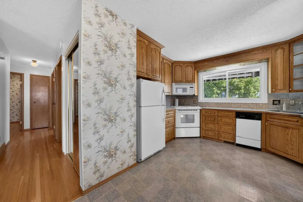 135 Huntcroft Way NE Calgary AB T2K 4E4