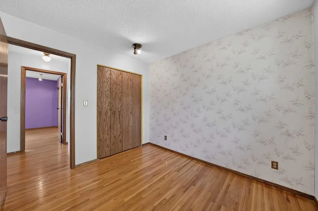 135 Huntcroft Way NE Calgary AB T2K 4E4