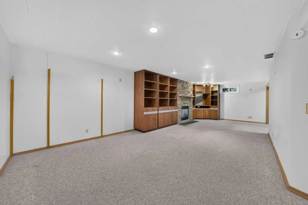 135 Huntcroft Way NE Calgary AB T2K 4E4