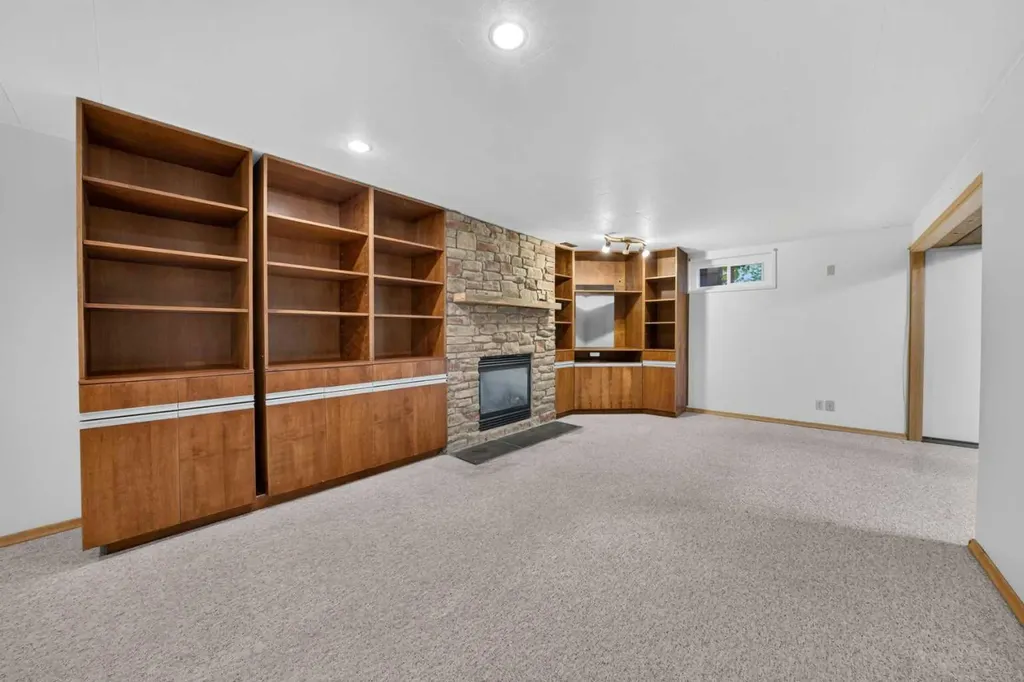 135 Huntcroft Way NE Calgary AB T2K 4E4