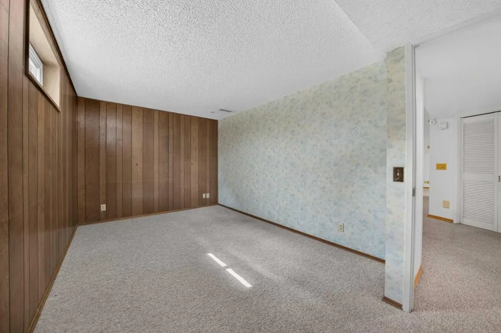 135 Huntcroft Way NE Calgary AB T2K 4E4