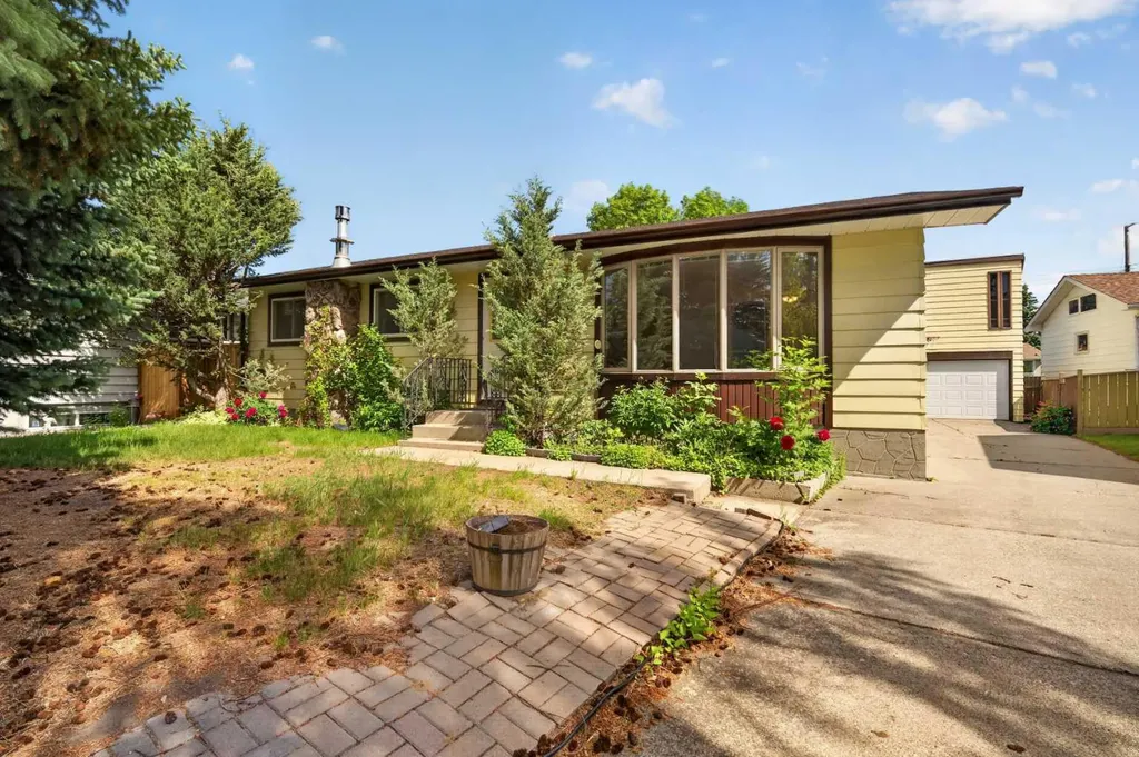 135 Huntcroft Way NE Calgary AB T2K 4E4