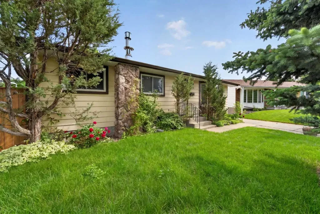 135 Huntcroft Way NE Calgary AB T2K 4E4