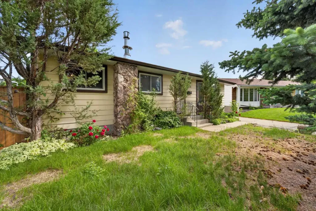 135 Huntcroft Way NE Calgary AB T2K 4E4