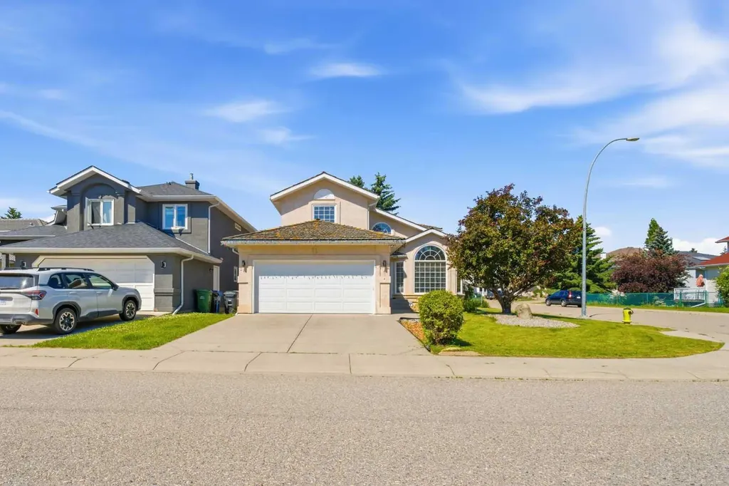 71 Woodpark Close SW Calgary AB T2W 6G9