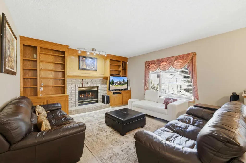71 Woodpark Close SW Calgary AB T2W 6G9