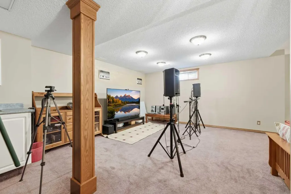 71 Woodpark Close SW Calgary AB T2W 6G9