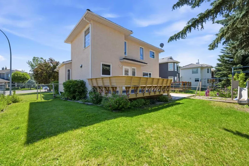 71 Woodpark Close SW Calgary AB T2W 6G9