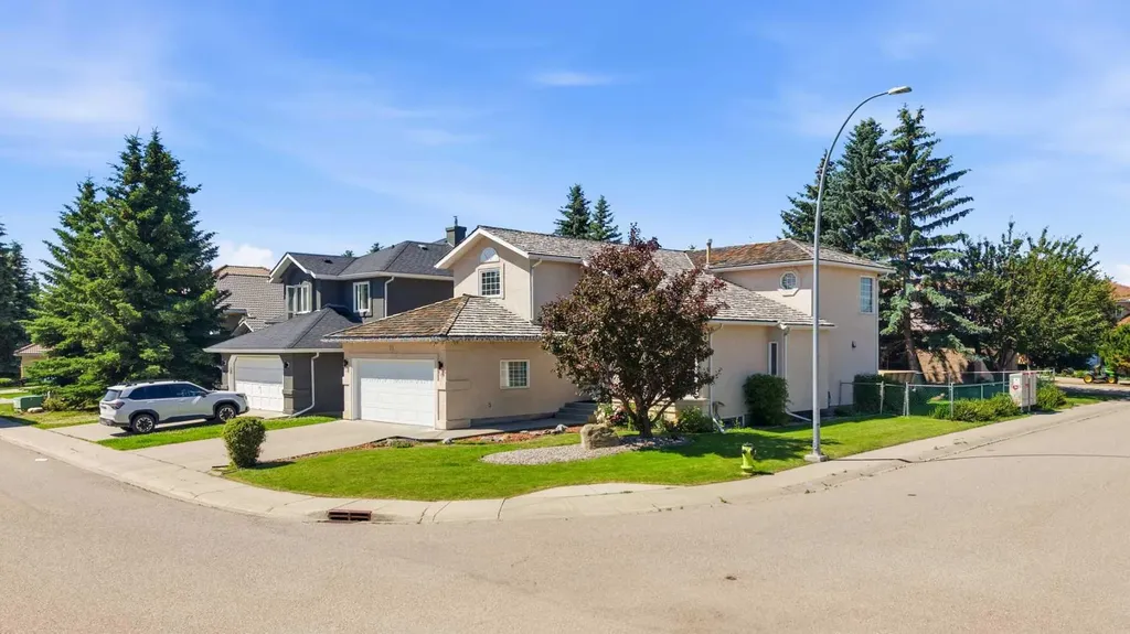 71 Woodpark Close SW Calgary AB T2W 6G9