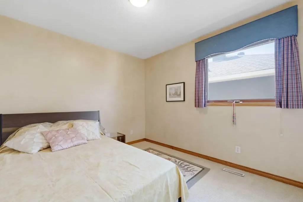 71 Woodpark Close SW Calgary AB T2W 6G9