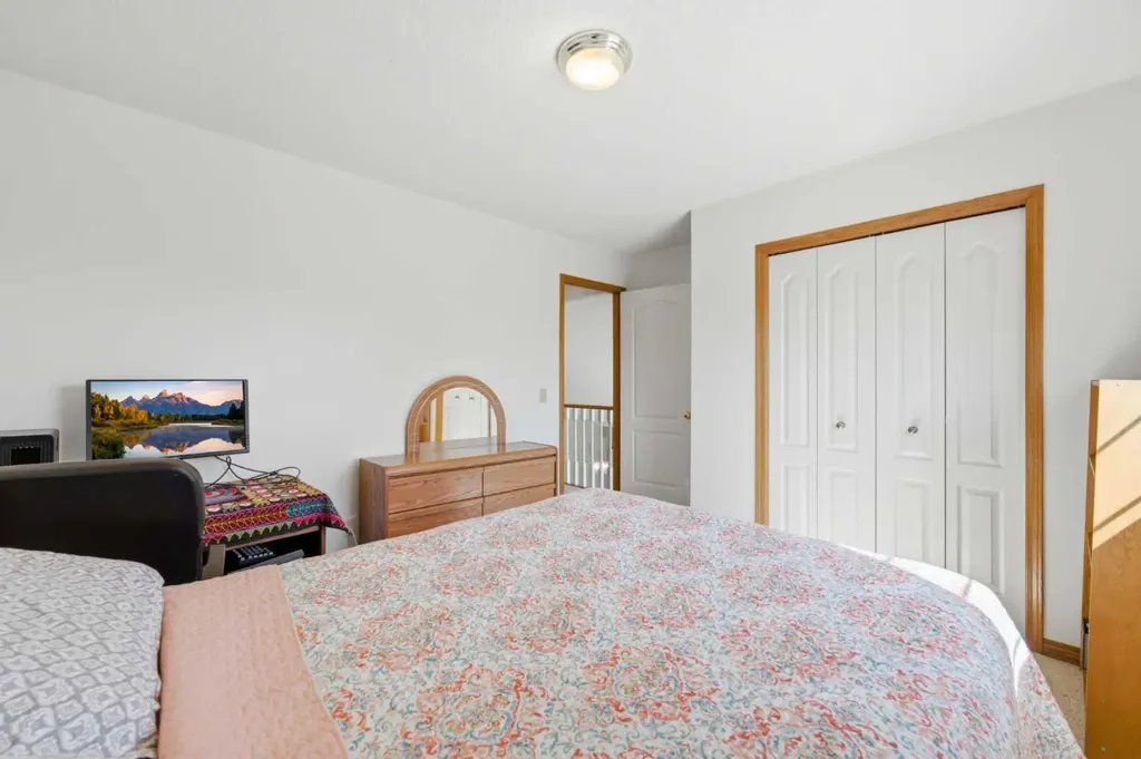 71 Woodpark Close SW Calgary AB T2W 6G9