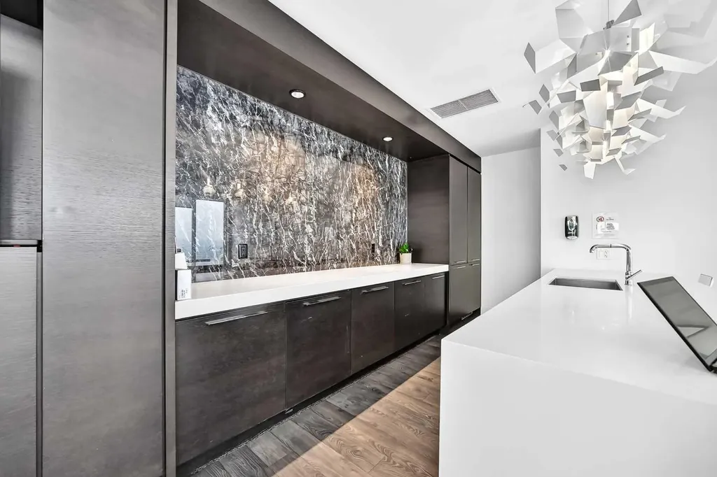 901 10 Avenue SW Calgary AB T2R 0B5