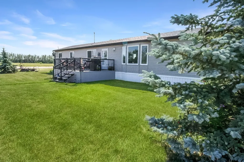 327 3 Street Hays AB T0K 1B0