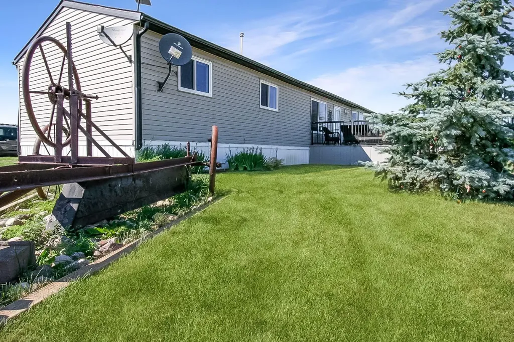327 3 Street Hays AB T0K 1B0