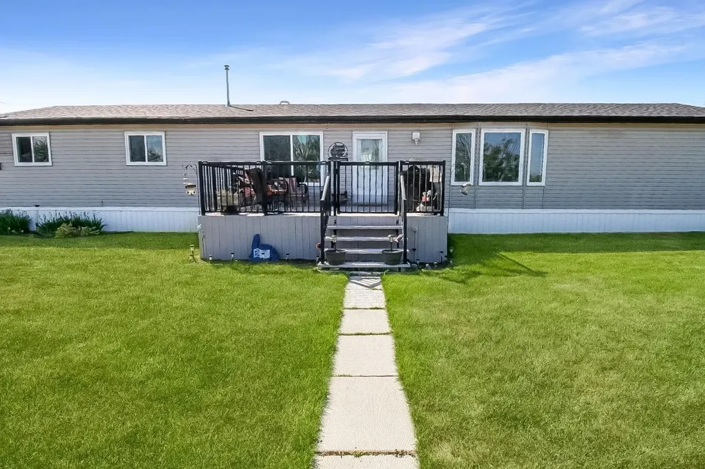327 3 Street Hays AB T0K 1B0