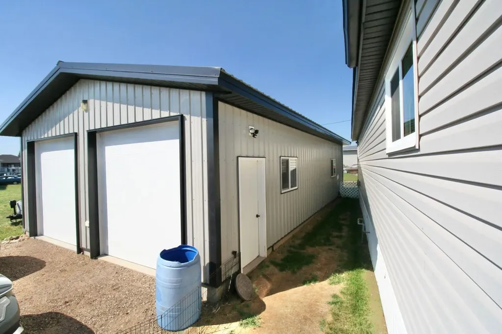 327 3 Street Hays AB T0K 1B0