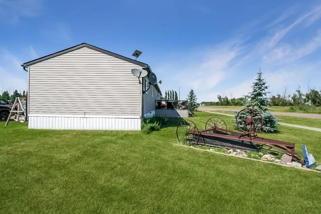 327 3 Street Hays AB T0K 1B0