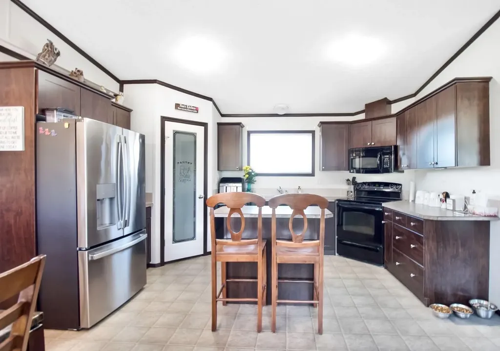 327 3 Street Hays AB T0K 1B0