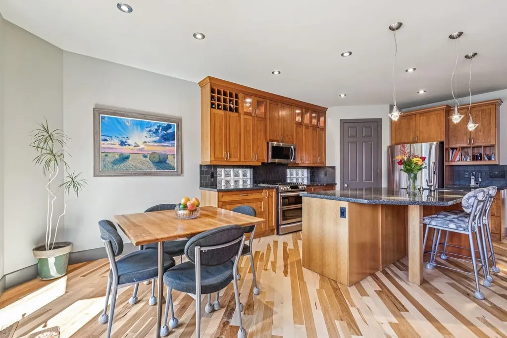 2033 Bowness Road NW Calgary AB T2N 3K9