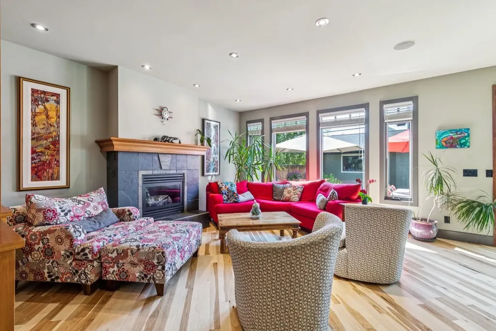 2033 Bowness Road NW Calgary AB T2N 3K9