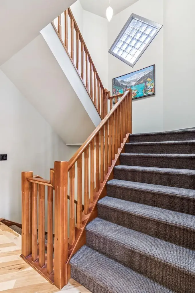 2033 Bowness Road NW Calgary AB T2N 3K9