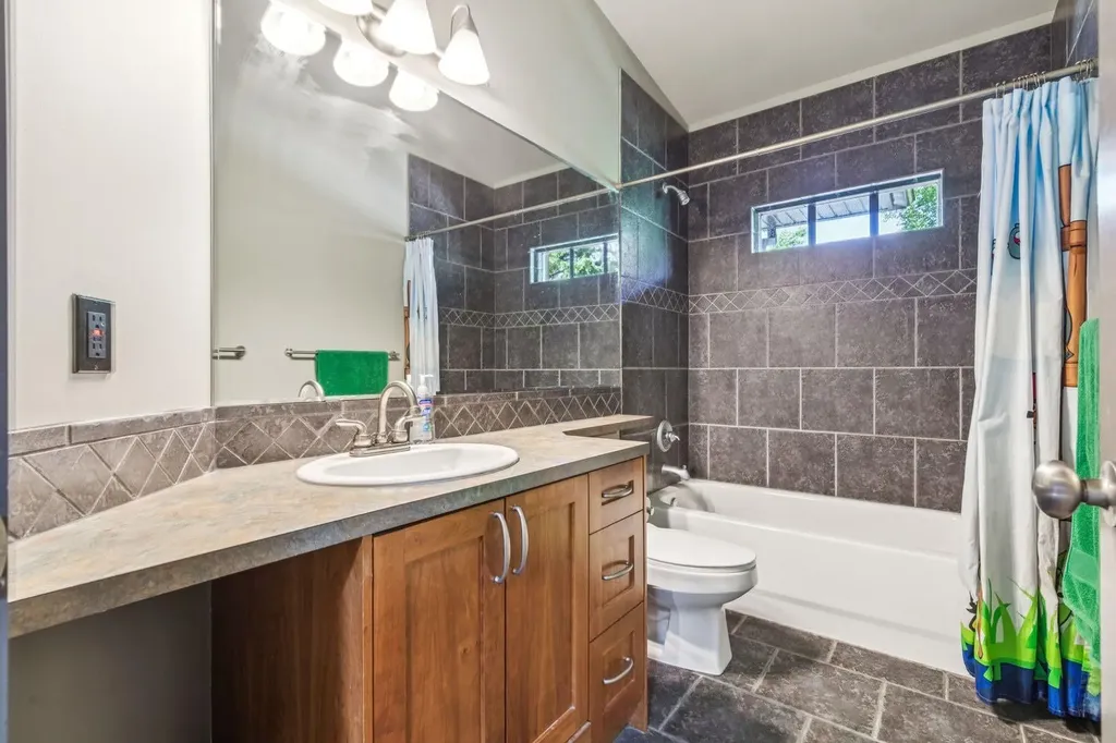 2033 Bowness Road NW Calgary AB T2N 3K9