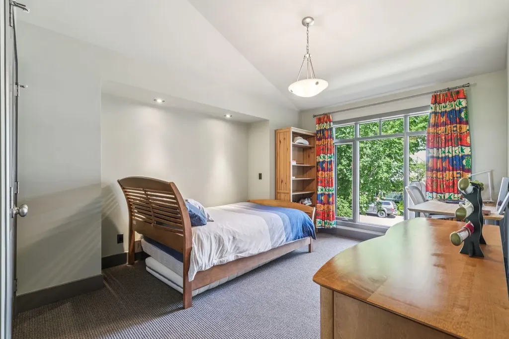 2033 Bowness Road NW Calgary AB T2N 3K9