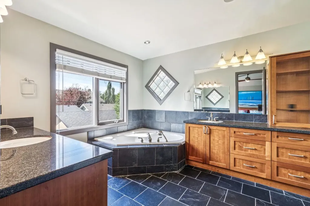 2033 Bowness Road NW Calgary AB T2N 3K9